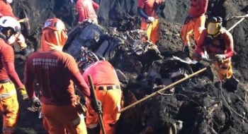 Bombeiros encontram caminhonete levada por lama em Brumadinho